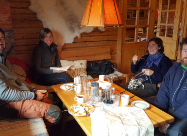 Välförtjänta våfflor efter topptursförsök i blåst, snö och dimma med Rezas, Janina, Monica och Niklas.